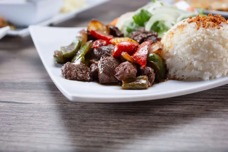 Où manger un boeuf Lôc Lac avec de la sauce soja ?, Beausoleil, PokeWok